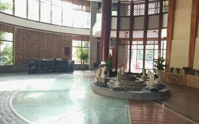 Qionghai Yefeng Business Hotel (Yinhai Road Wanquanhe Branch)