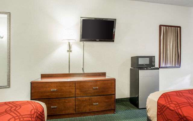 Econo Lodge Inn & Suites Fort Jackson area