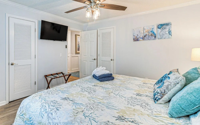 On-the-beach Escape: Oceanfront in Surfside!