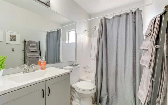 Walk to Conveniences: Tempe Condo w/ Pool!