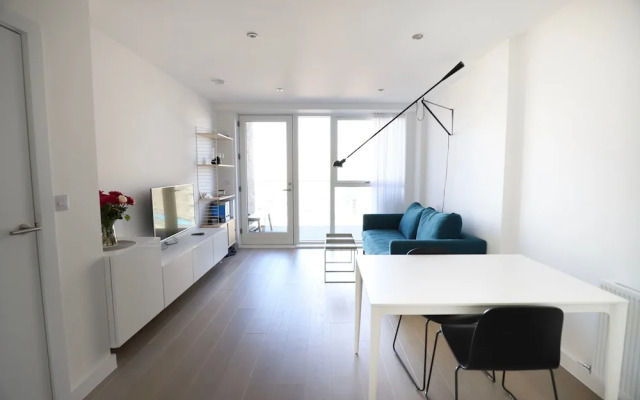 1 Bedroom Apartment With Balcony in Greenwich