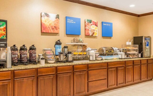 Comfort Inn & Suites East Moline near I-80
