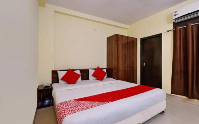 OYO 4930 Stay EM Residency