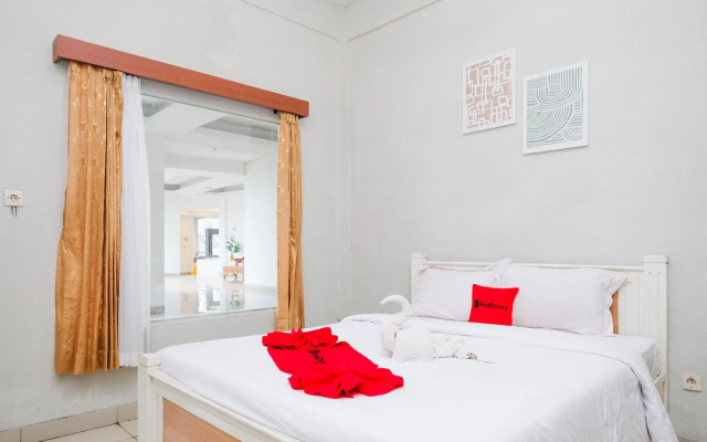 RedDoorz near Taman Rekreasi Selecta – Guest Rooms – Batu