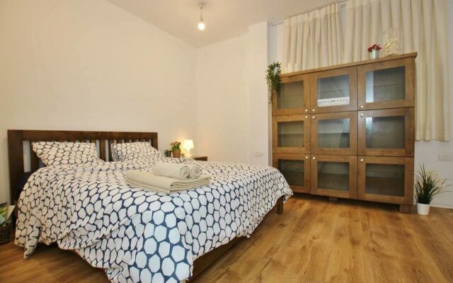 Amazing 3 Bedroom Garden Apartment near Gordon Beach