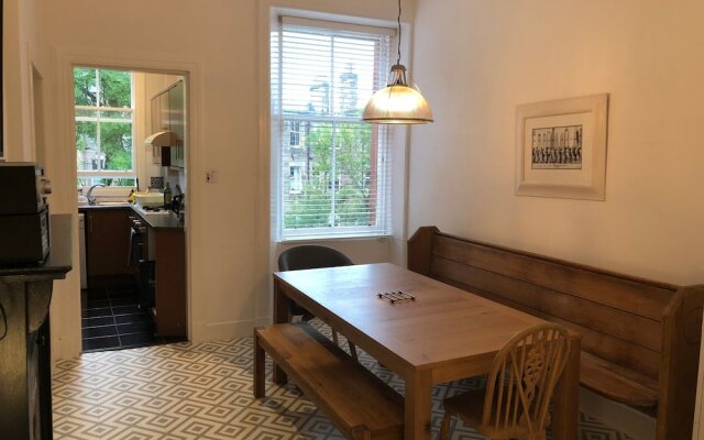 Traditional 3 Bedroom Tenement in Marchmont
