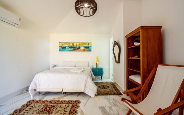 Linda casa c/piscina a beira mar AJA017