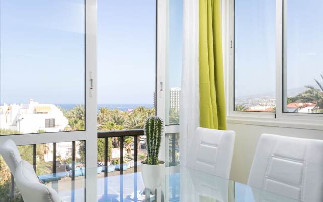 408 Enchanting Sea View Apartment, WiFi and Sea Front