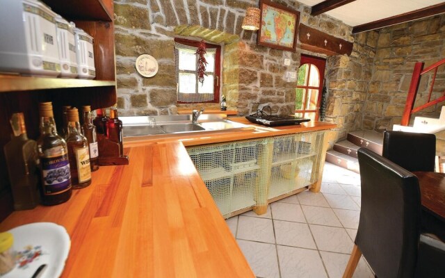 Nice Home in Gracisce With 6 Bedrooms, Internet and Outdoor Swimming Pool
