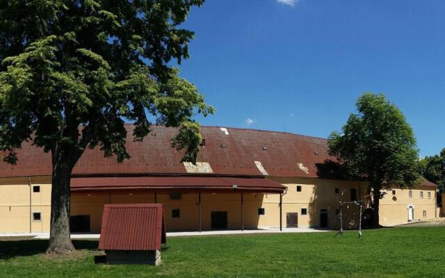 Zámecký Dvůr Černousy