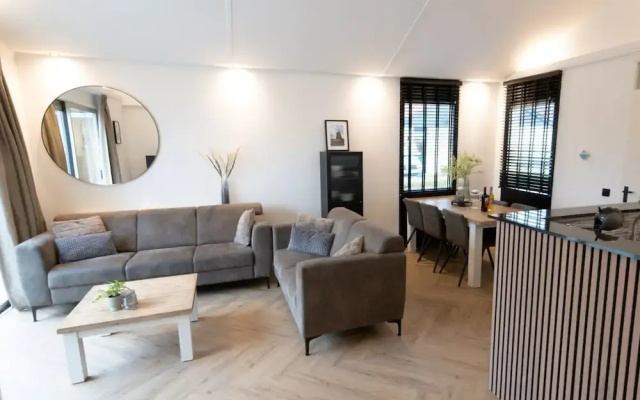 Deluxe Canal-side Stay