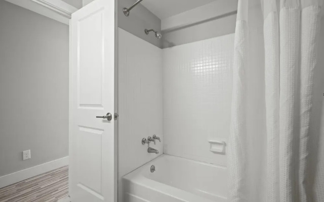 Spacious 2BR 2BA Apartment in the City