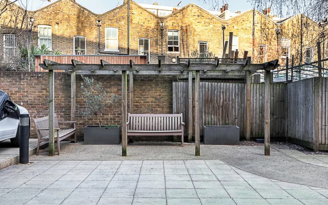 Bermondsey Bliss: Views, Comfort, and City Access!