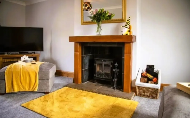 4 Bed - Sleeps 10 - Pets - Parking - Games Room