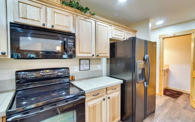 Cozy Ronald Retreat w/ Community Amenities!