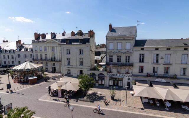 APPARTEMENT DUPLEX SAUMUR CENTRE, refait à neuf, à proximité du château