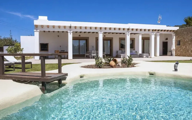 Spacious Villa With Games Area