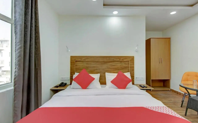 Oyo Flagship 703579 Santosh Residency