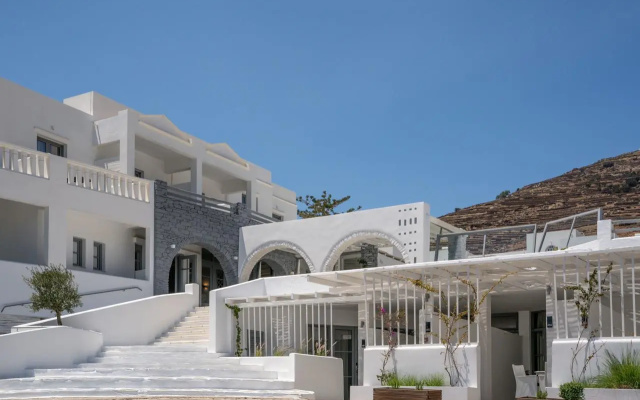 Mr and Mrs White Tinos