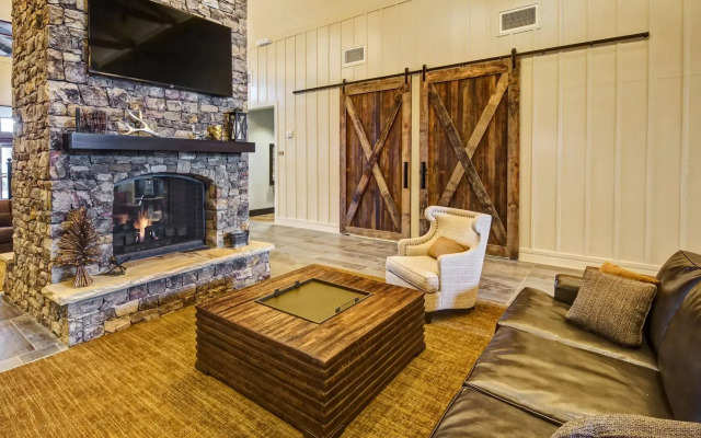 Black Fox Lodge Pigeon Forge, Tapestry Collection by Hilton