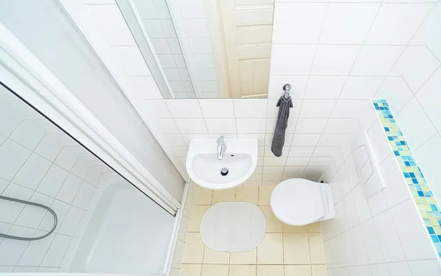 Cozy and sunny apartment in uptown