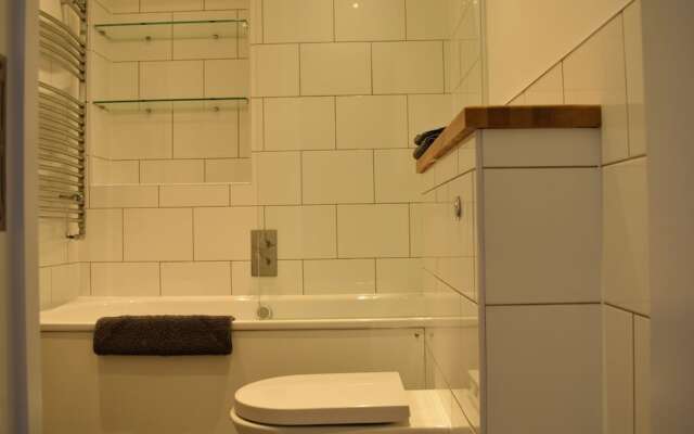 Spacious 2 Bedroom Apartment in South London