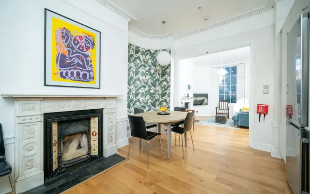 JOIVY Elegant 4 Br House W/Deskspace, Moments From Angel