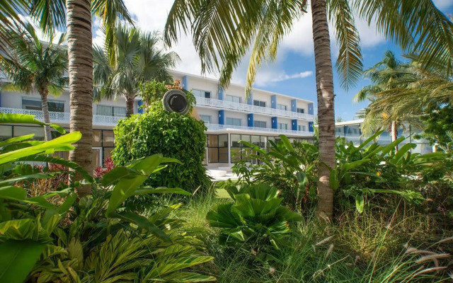 Spacious 1BR 1bth Apt w Rooftop Pool Near Beach
