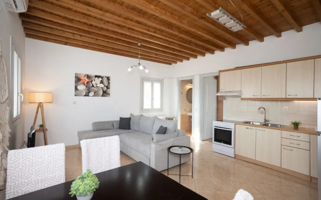 1 Bd Emerald Apt w Sparkling Shared Pool