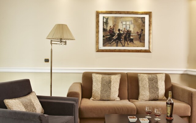 AVA Hotel & Suites