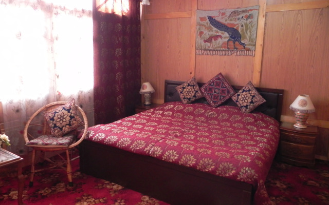 Shabrose Heritage Houseboats