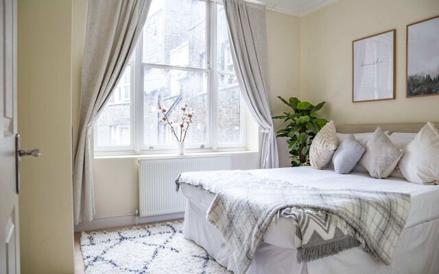 Charming Charing Cross Flat