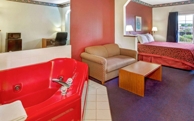 Days Inn & Suites by Wyndham Gresham
