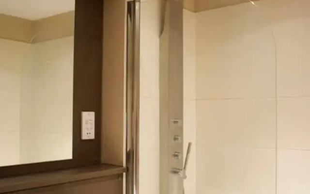 Super Central City Apartment - 1 Bedroom, Sleeps 4