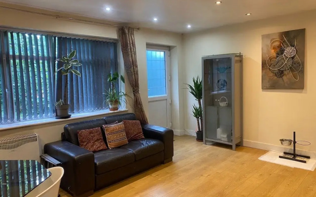 1-bed Unit 10 Minute Drive From Hellfire Caves