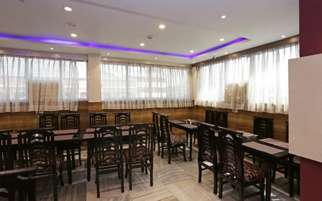 OYO 9818 Hotel Diamond Plaza