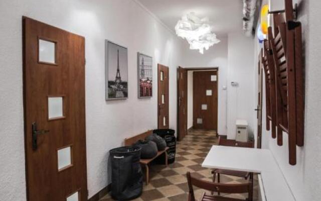 FlyFly Hostel