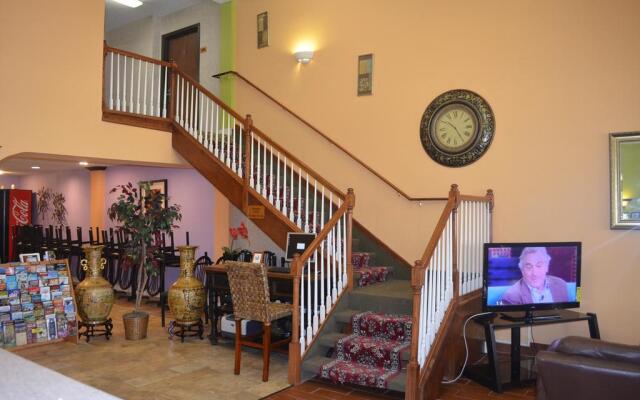 Summit Inn Hotel & Suites