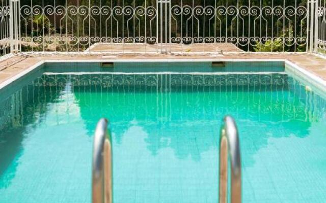 Atlantis 12, Maison d'hôtes et d'art