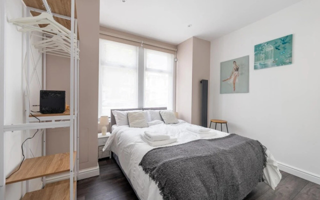 Stylish & Sleek 3BD Home Including Guest House in Southall