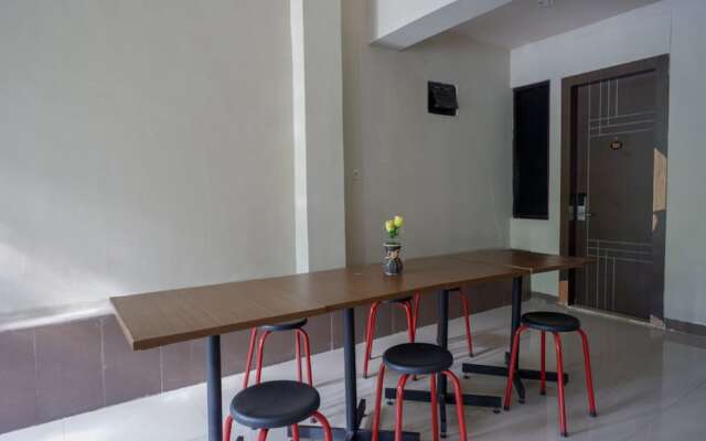 RedDoorz Plus @ Cameloan Hotel Palu