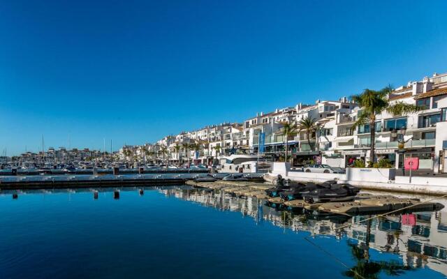 Puerto Banus first line with sea and Marina views