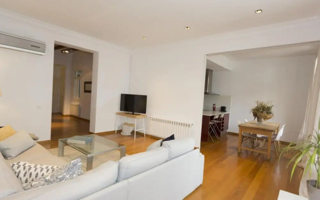 Apartamento de Tres Habitaciones con Terraza 21B