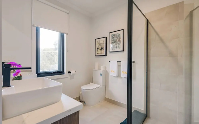 StayAU Stylish 4BR Home Ringwood