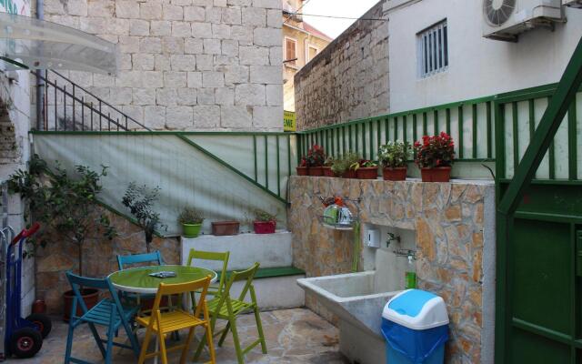 Croparadise Blue Hostel