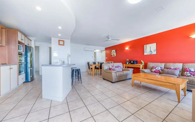 Ocean Views Galore - Airlie Beach