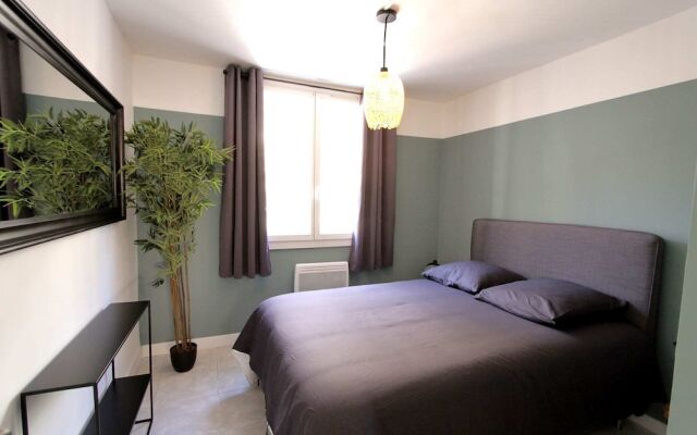 Quiet apt downtown with airco and a balcony