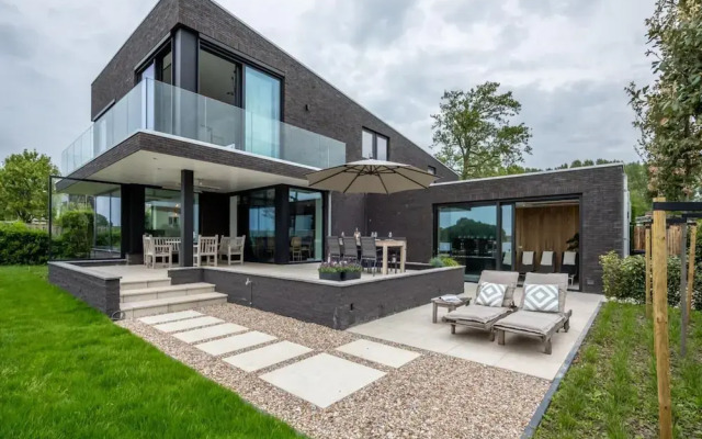 Attractive Villa With Jetty