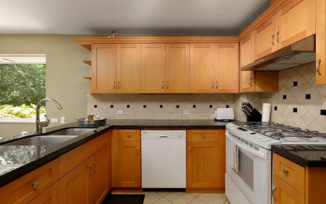 981 Bayview Dr