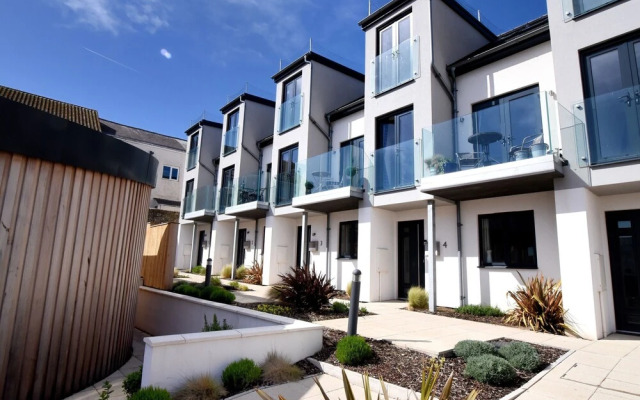 3 Grove Mews